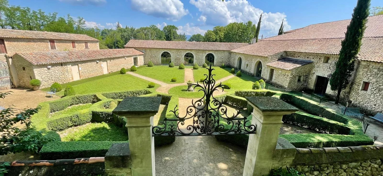 Discover this property: Aix-en-Provence - France - Buildings - Slideshow Picture 1