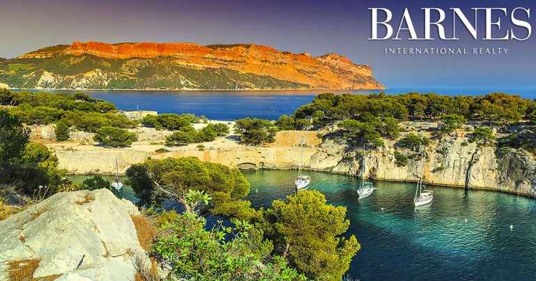 Vue panoramique de la presqu'île de Cassis et des calanques avec la Méditerranée