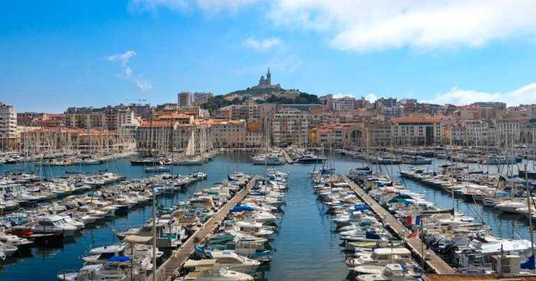 Vue du Vieux Port de Marseille avec les bateaux de plaisance et Notre-Dame de la Garde en arrière-plan Vue du Vieux Port de Marseille avec les bateaux de plaisance et Notre-Dame de la Garde en arrière-plan