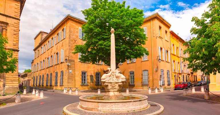 Fontaine des Quatre-Dauphins dans le quartier Mazarin à Aix-en-Provence