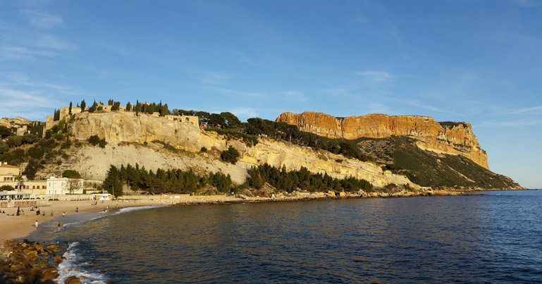 Vue des falaises du Cap Canaille à Cassis avec la mer Méditerranée