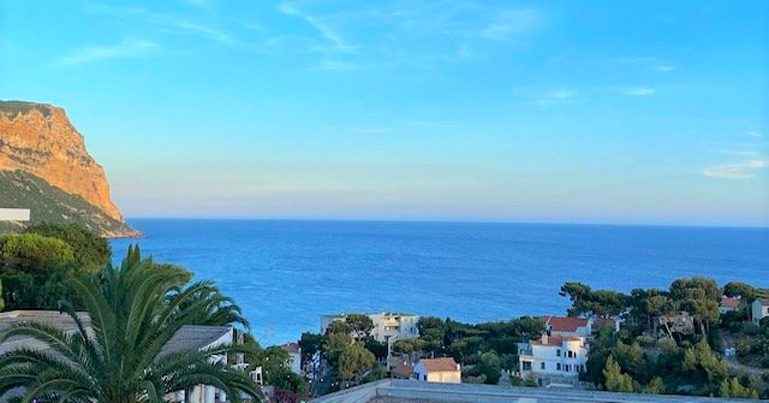 Plage du Bestouan à Cassis avec vue sur les falaises et la Méditerranée Plage du Bestouan à Cassis avec vue sur les falaises et la Méditerranée