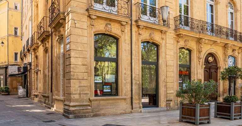 Le cours Mirabeau à Aix-en-Provence bordé de platanes et de fontaines