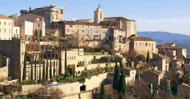 Village perché du Lubéron en Provence avec vue sur la campagne