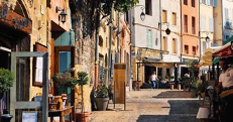 Place des Cardeurs à Aix-en-Provence, terrasses et fontaine au cœur du centre historique
