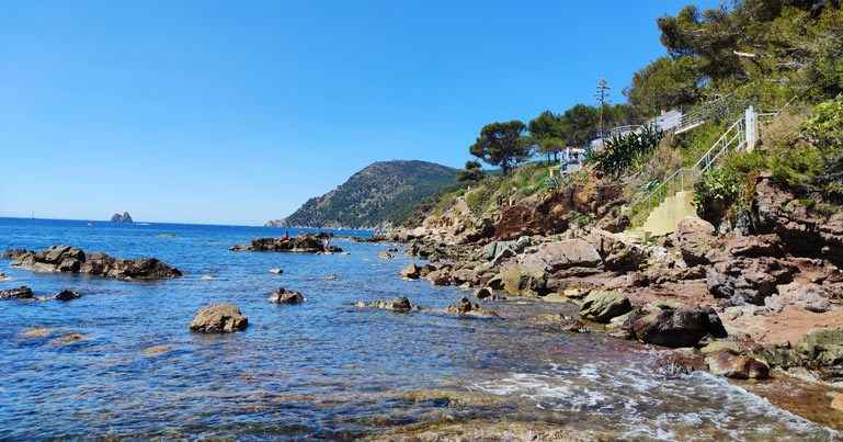 Vue de la plage de Fabrégas à La Seyne-sur-Mer sur le littoral varois
