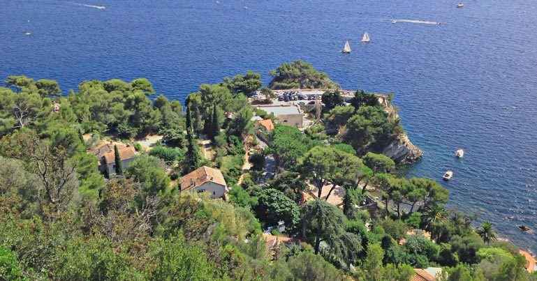 Vue du quartier du Cap Brun à Toulon, littoral et végétation méditerranéenne