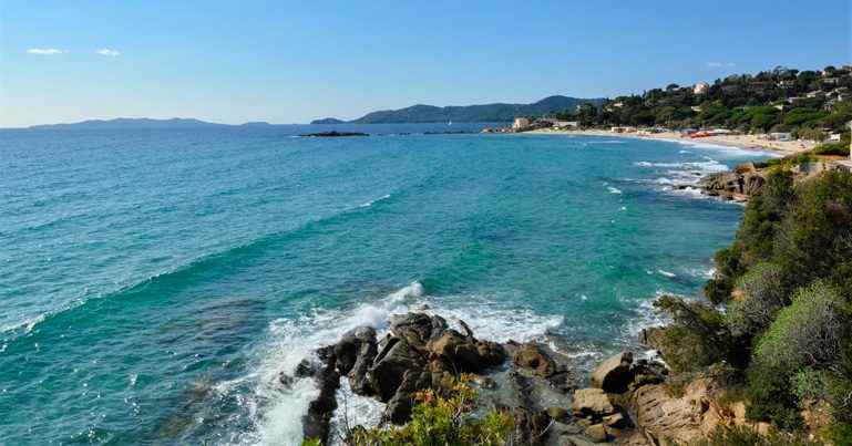 Quartier Saint Clair au Lavandou, vue sur la plage et le littoral varois
