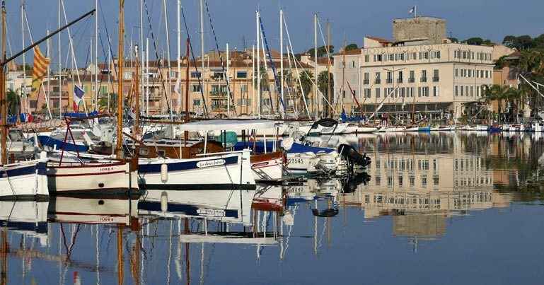 Le centre-ville de Sanary-sur-Mer, vue sur le port et les façades colorées
