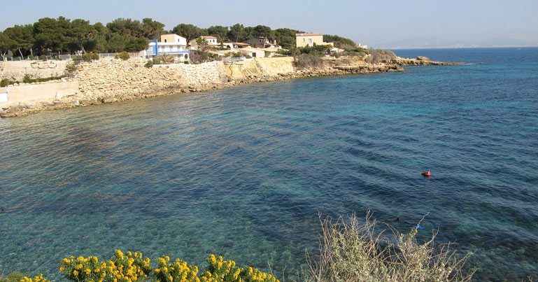 Le quartier d'Endoume à Marseille, vue sur le littoral et les calanques