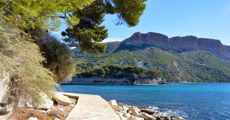 Quartier des Janots à Cassis - Vue sur le port et les calanques