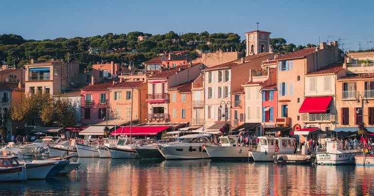 Vivre au centre-ville de Cassis - Port et façades colorées