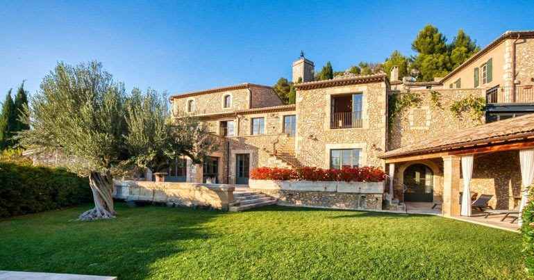 Mas provencal typique avec facade en pierre et jardin en Provence