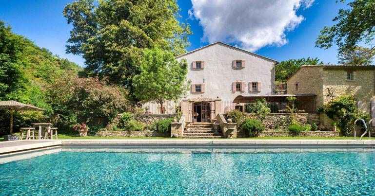 Mas du Luberon avec facade en pierre et cyprès en Provence