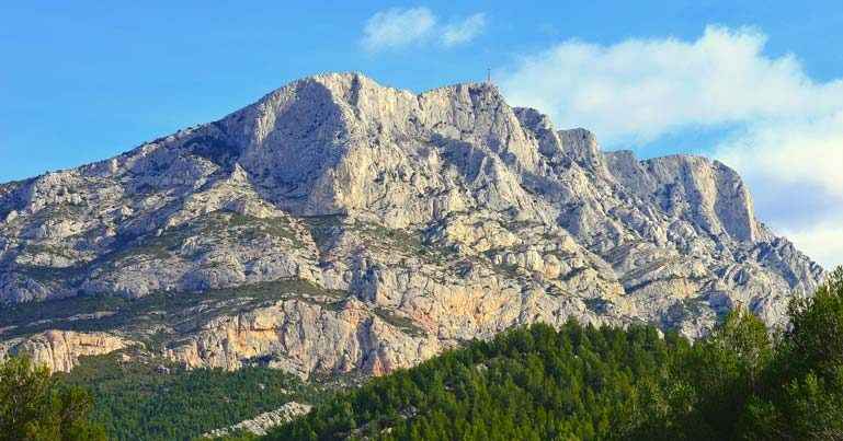 Vue du village de Puyricard dans la campagne aixoise en Provence