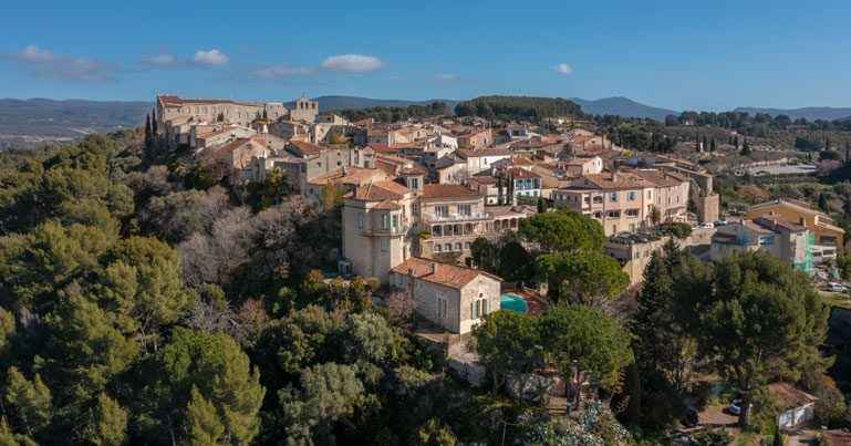 Vue du village medieval du Castellet perche sur sa colline en Provence Vue du village medieval du Castellet perche sur sa colline en Provence
