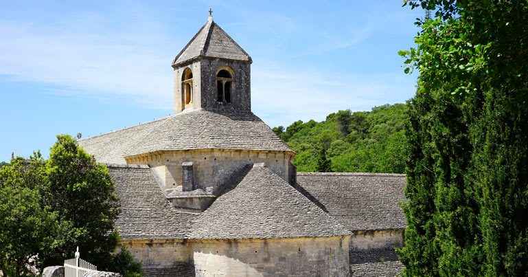 Vue du village de Cabrieres d'Avignon dans le Luberon en Provence