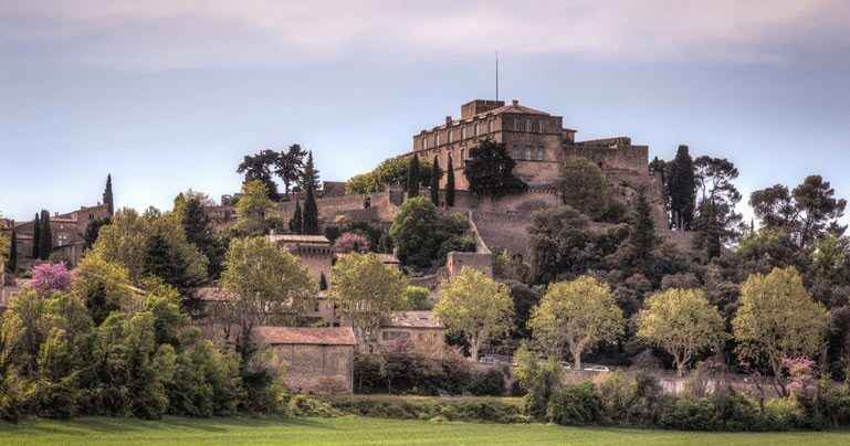 Vue du village d'Ansouis perche sur sa colline dans le Luberon en Provence
