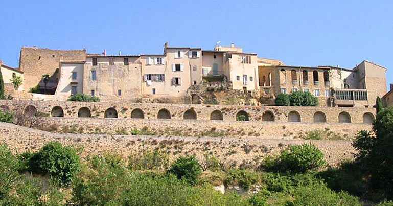 Vue du village de Lauris perche au-dessus de la vallee de la Durance dans le Luberon