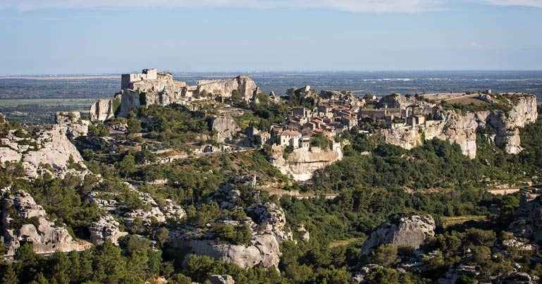 Vue du village medieval des Baux-de-Provence dans les Alpilles en Provence