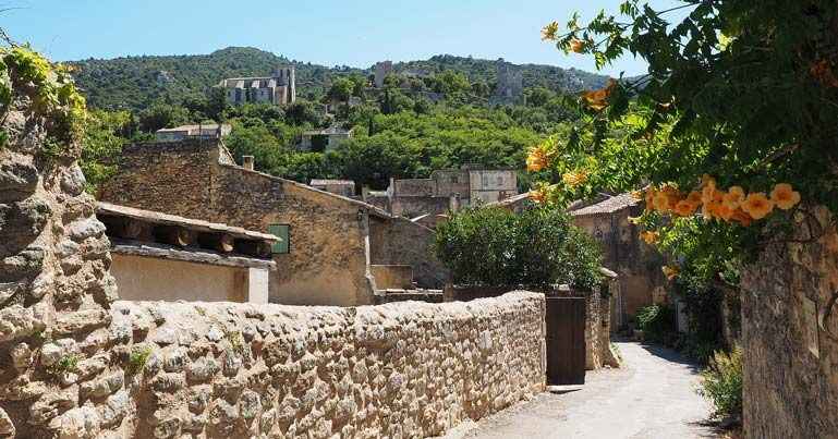 Vue du village medieval d'Oppede le Vieux dans le Luberon en Provence