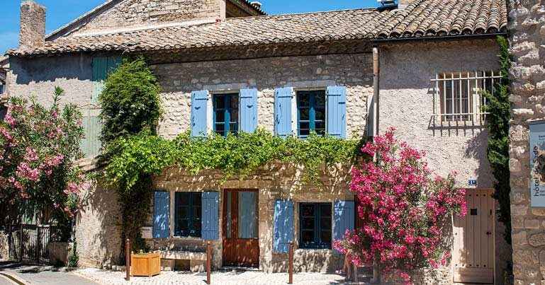 Vue de Saint-Remy-de-Provence dans les Alpilles en Provence